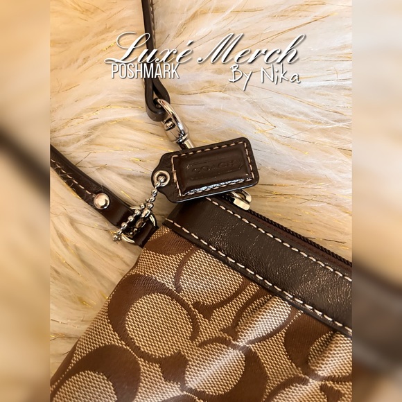 🤎EUC Coach Wristlet🤎 - Picture 2 of 5